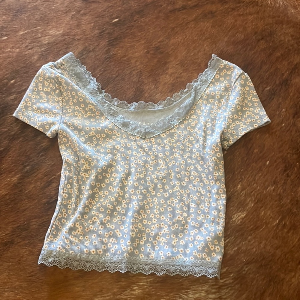 Aeropostale- blue floral print crop w/ lace - XS